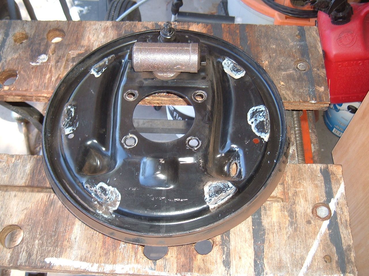 Backing Plate W/cylinder And Old White Grease On Pads Photo by tmoble